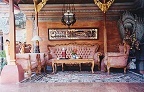Sitzgruppe mit Tisch und Stuhl in der Residenz des Rajas von Ubud
