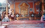 Sitzgruppe mit Tisch und Stuhl in der Residenz des Rajas von Ubud