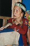 Dayak-Frau mit starken Handtätowierungen