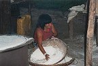 Yekuana Indianerinnen beim Mehl sieben