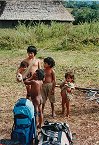 Yekuana Indianer - Kinder bewundern unser Reisegepäck